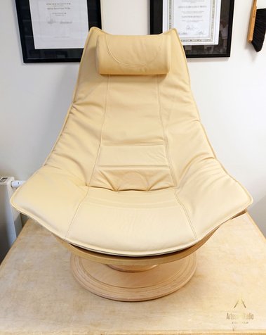 Omstoppad och klädd Nelo "Flight High" Swedish Chair och Ottoman Designad av Takashi Okamura.
