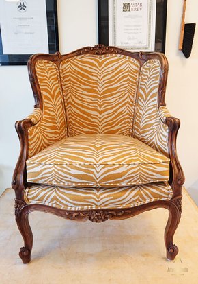 En Bergere karmstol omklädd med gult zebratyg